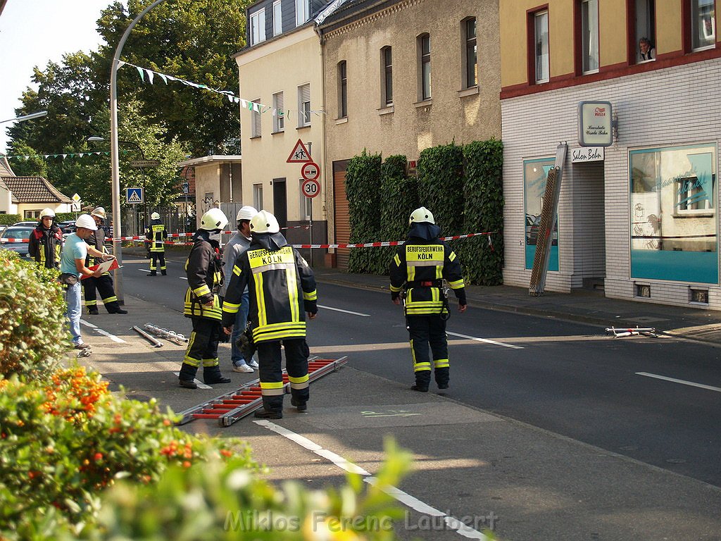 Geruest droht umzukippen Koeln Holweide P138.JPG